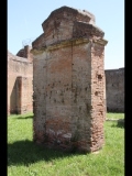 04130 ostia - regio i - insula viii - piccolo mercato (i,viii,1) - pfeiler - nordseite.jpg